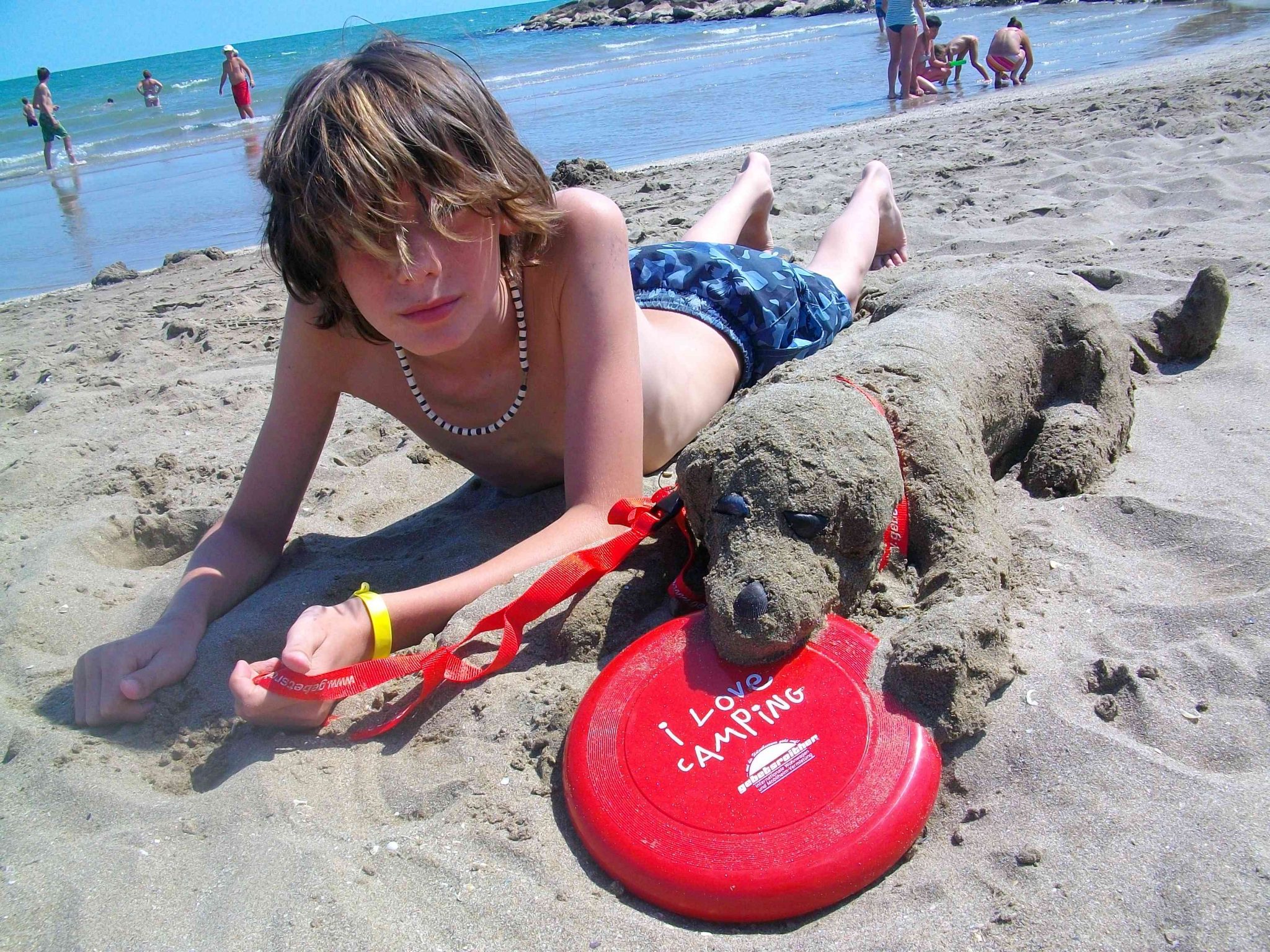 Hund aus Sand am Strand