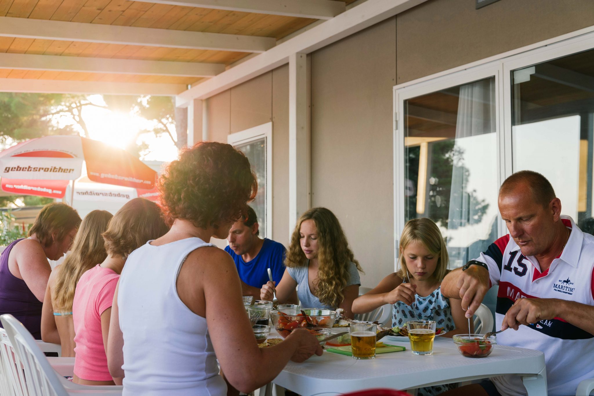 familie essen auf der terrasse