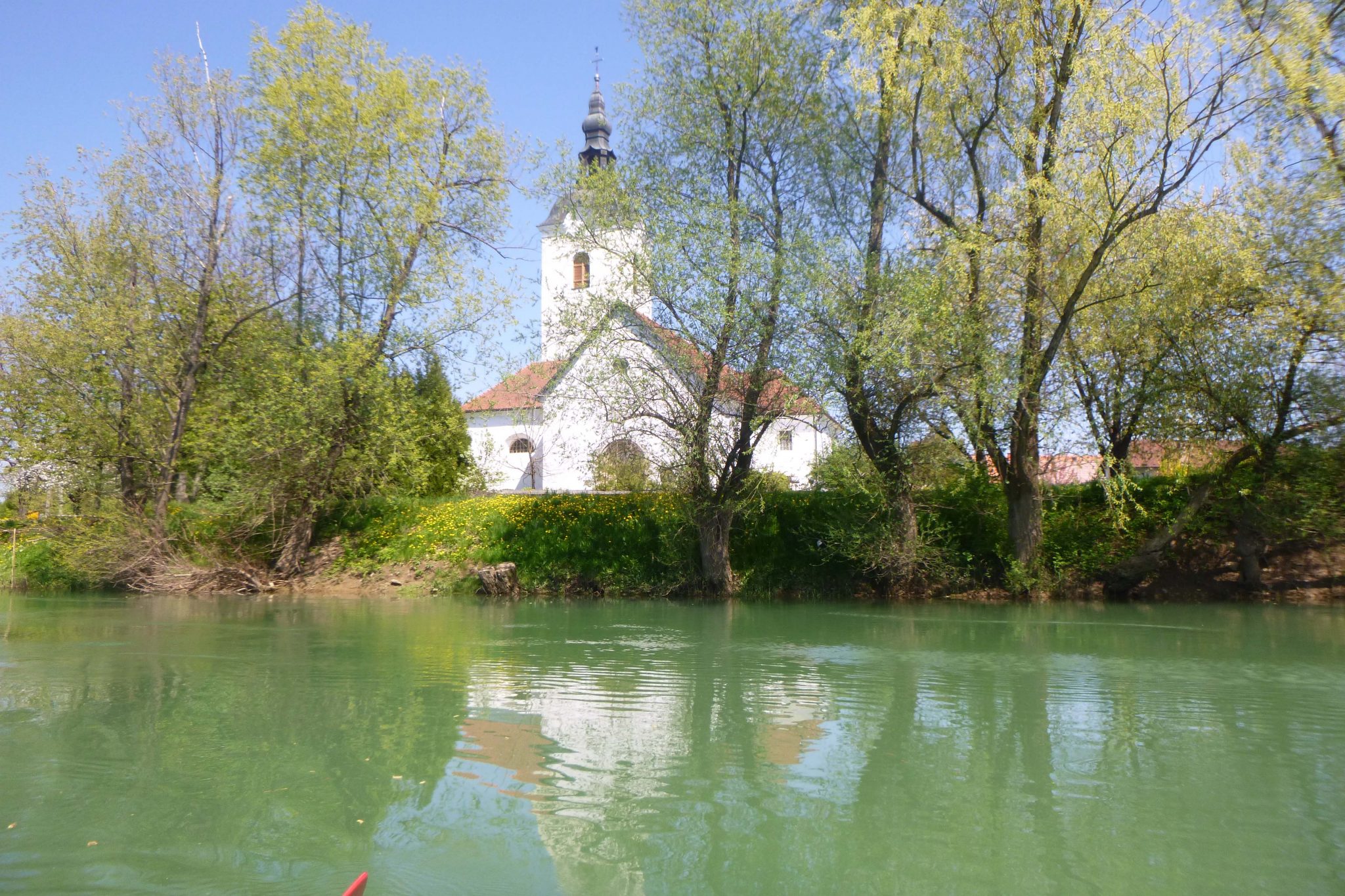 Umschlungen vom Fluss steht der kleine Inselort