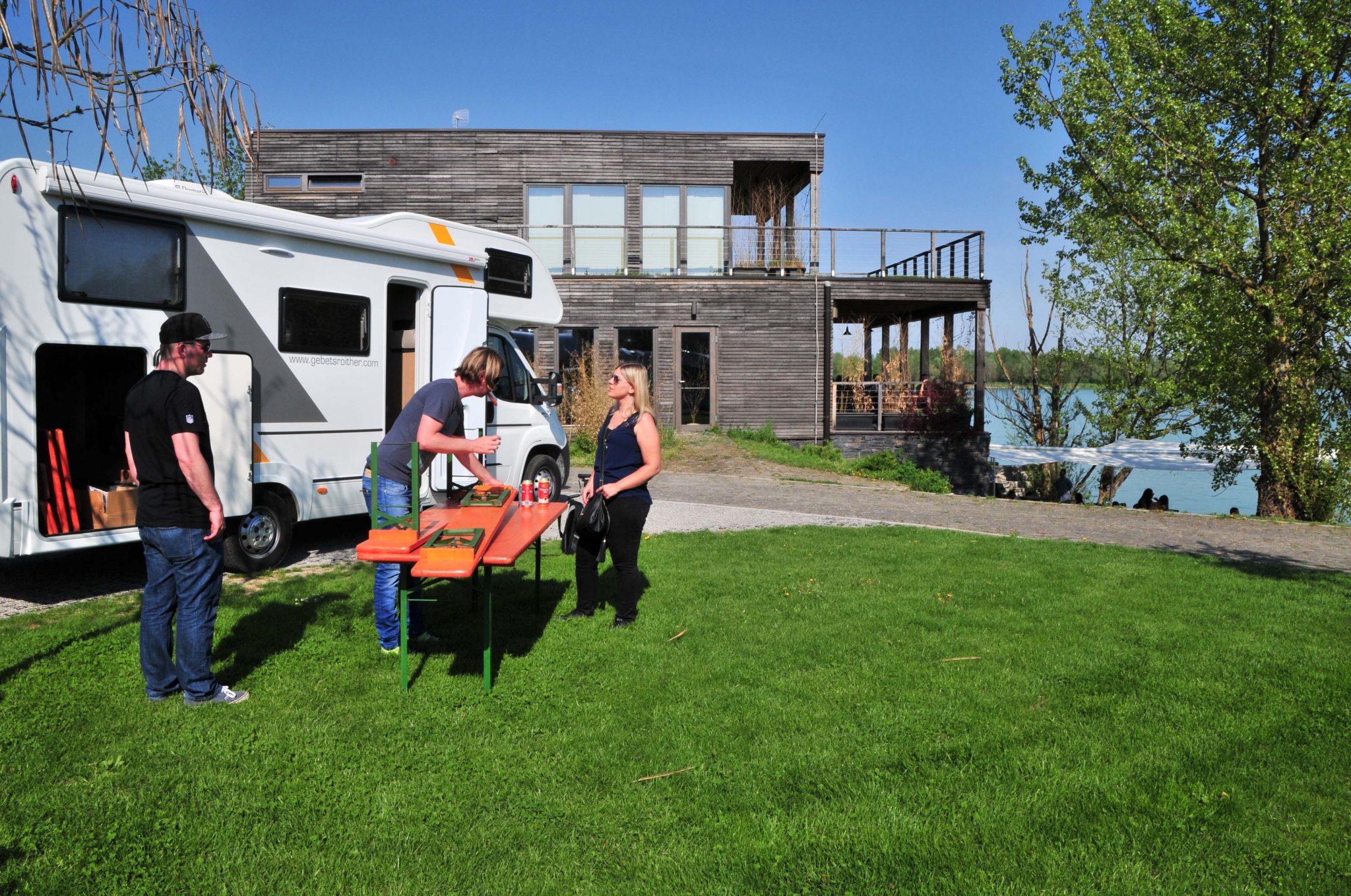 Camp Zagreb mit Stellplätzen und Restaurant am Ufer des Sees.