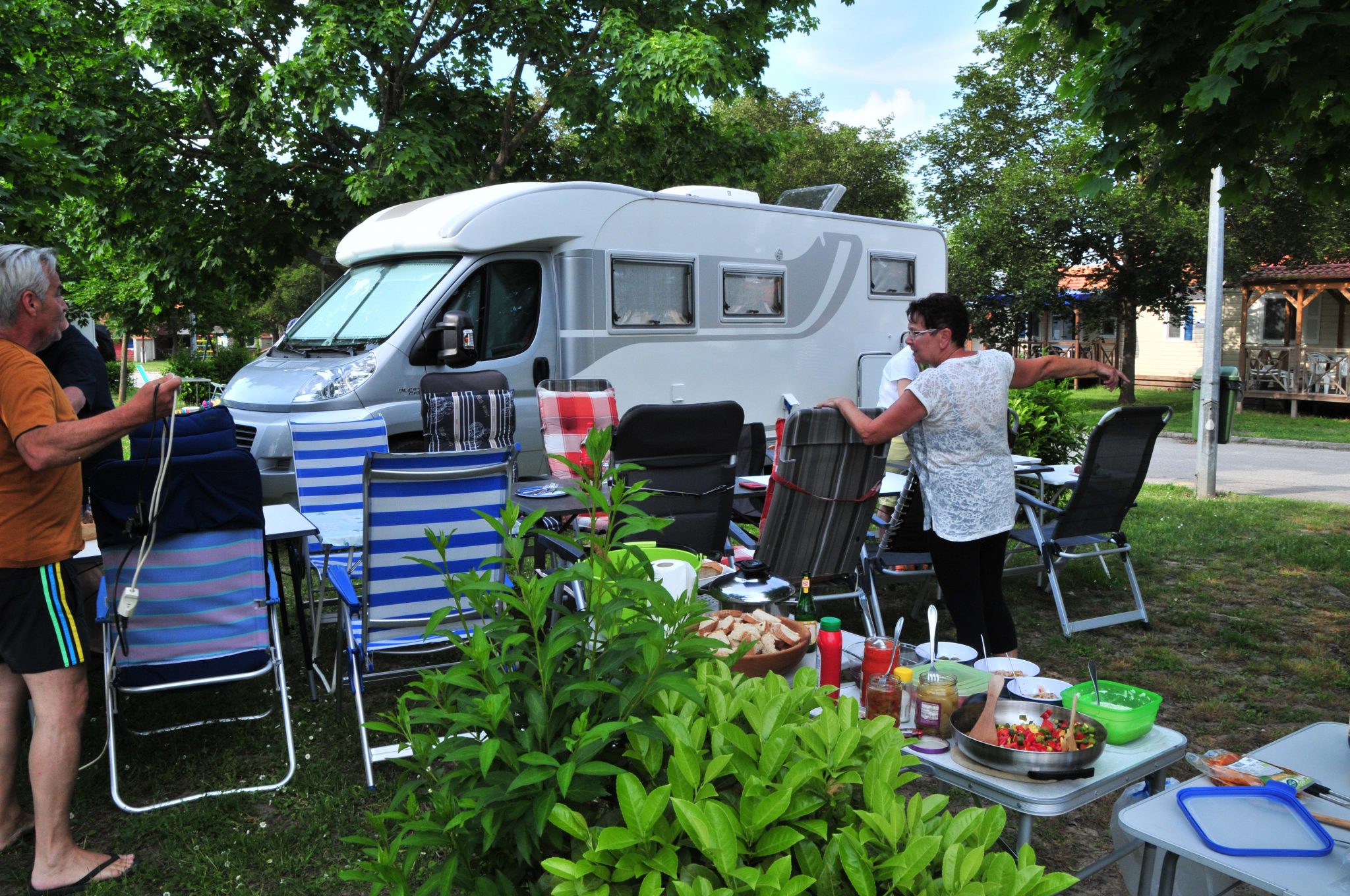 gemeinsames Grillen am Camping Terme Catez