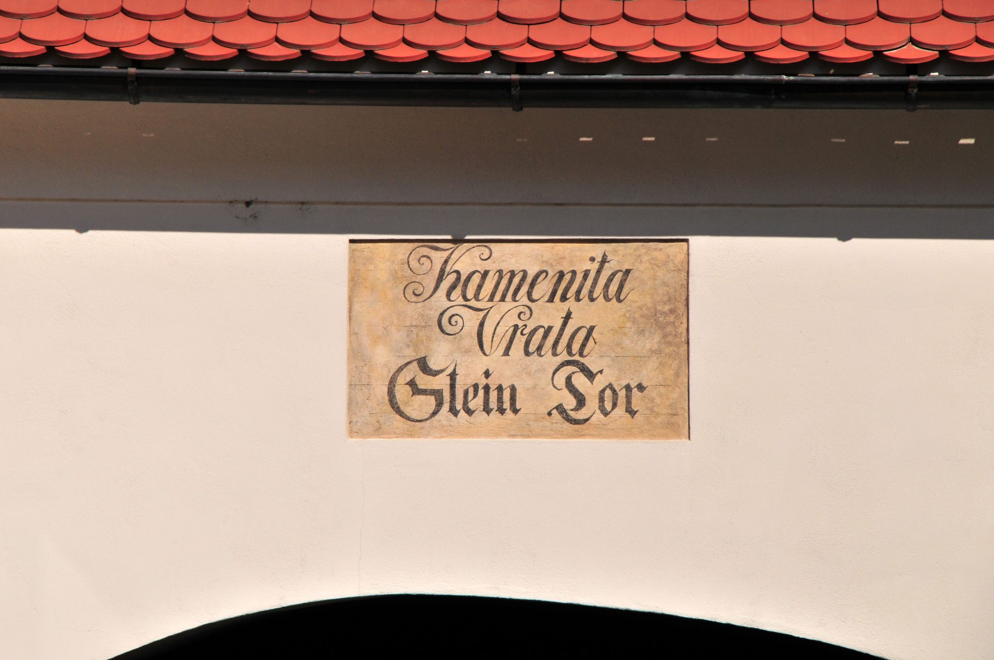 Steintor mit Altar und Gedenktafeln in Zagreb