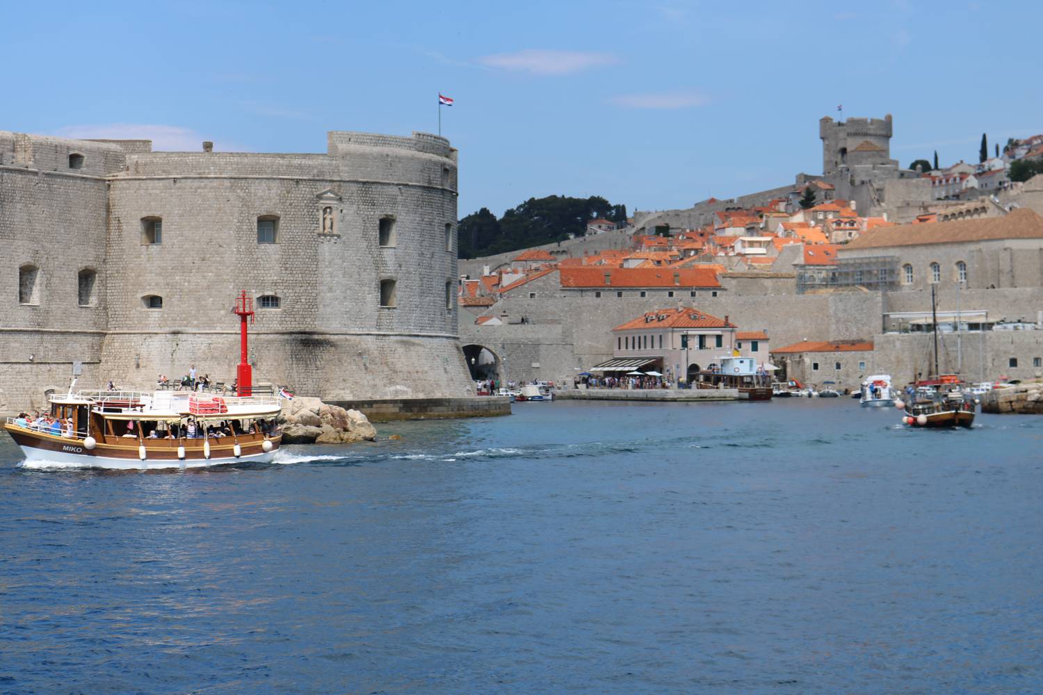 Vom alten Hafen aus kann man die berühmte Altstadt von Dubrovnik erkunden.