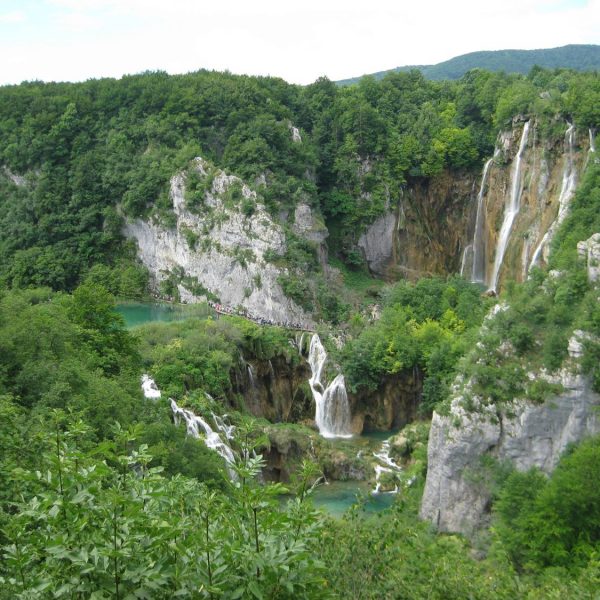 Beeindruckend. Ein Blick auf den größten Wasserfall bei den Plitvicer Seen südlich von Zagreb in Kroatien.