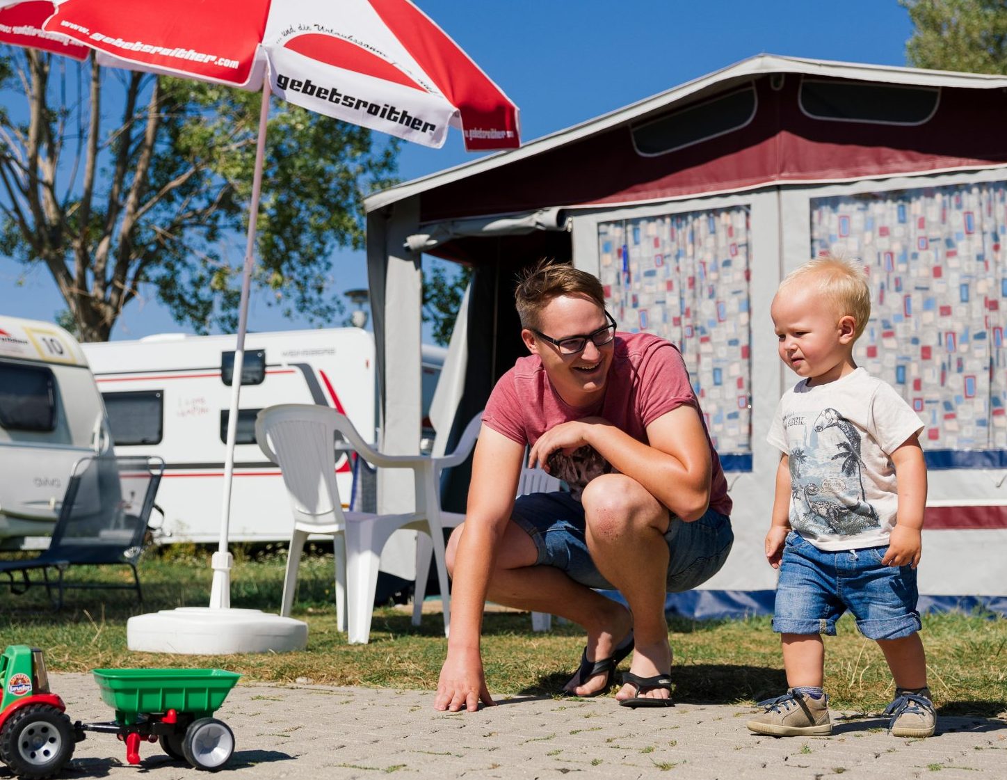 GEBETSROITHER-wohnwagen-urlaub-mit-kind-papa-sohn-(c)-Armin-Walcher.JPG