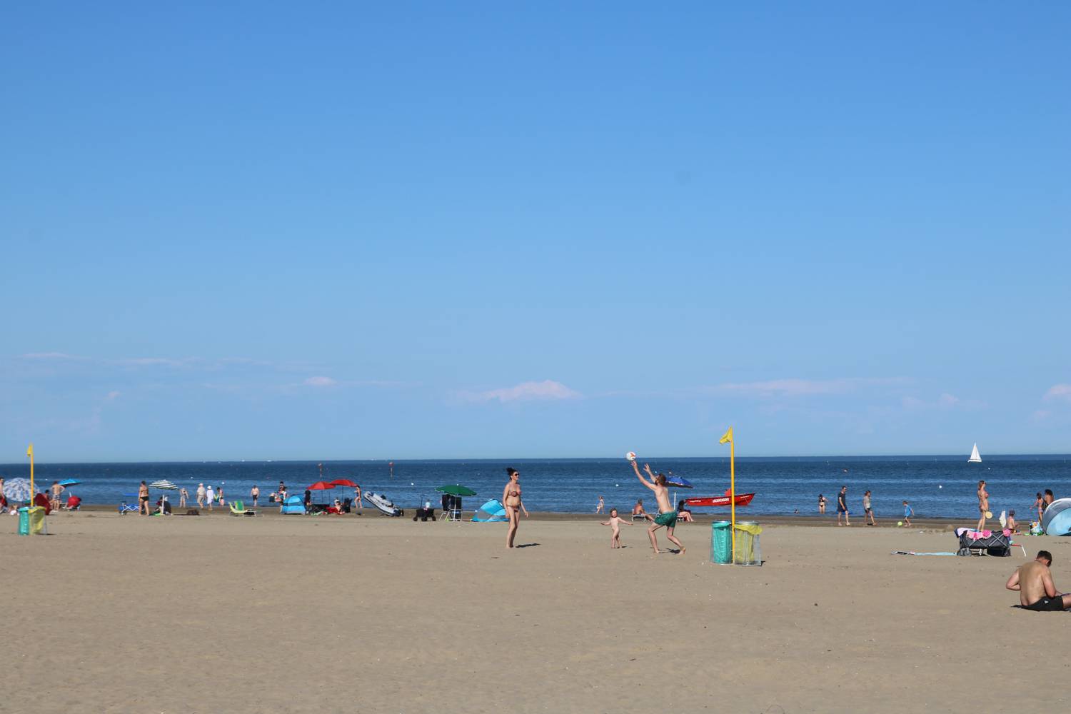 Sonnenbaden oder sportliche Aktivitäten am breiten Sandstrand von Marina di Venezia.