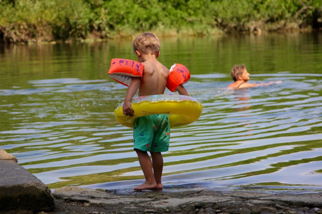 glamping-village-catez-krka-baden-natur-slowenien-gebetsroither-kind