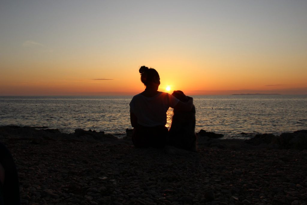 3-sonnenuntergang-primosten-kroatien-hund-strand-meer-gebetsroither-urlaub